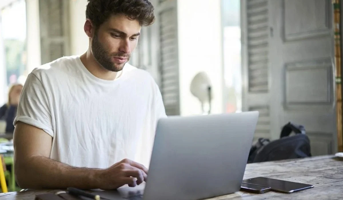 สร้างสรรค์โลกเสมือนจริง: 3D โมเดลลิ่งในเกมและสื่อ